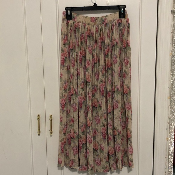 Petite Sophisticate Dresses & Skirts - Petite Sophisticate vintage pleated floral maxi skirt